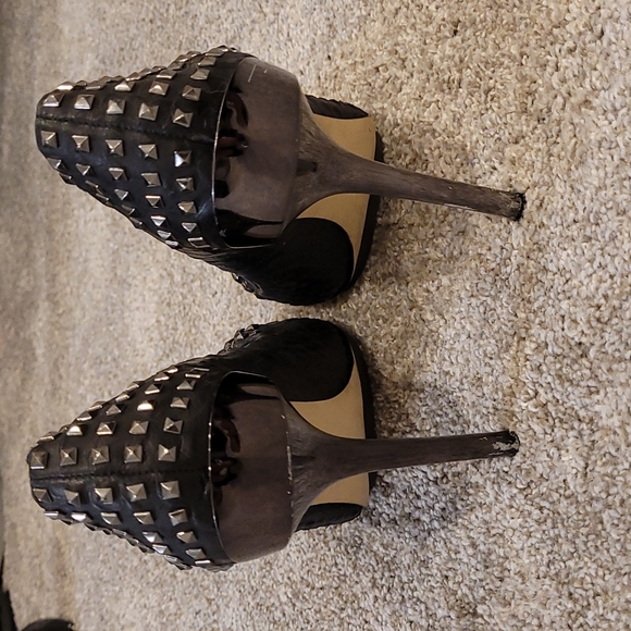 BCBG black leather snakeskin studded pumps - Picture 5 of 9